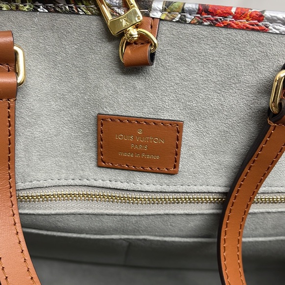 2022 Limited Edition Louis Vuitton OntheGo MM tote - Picture 7 of 7